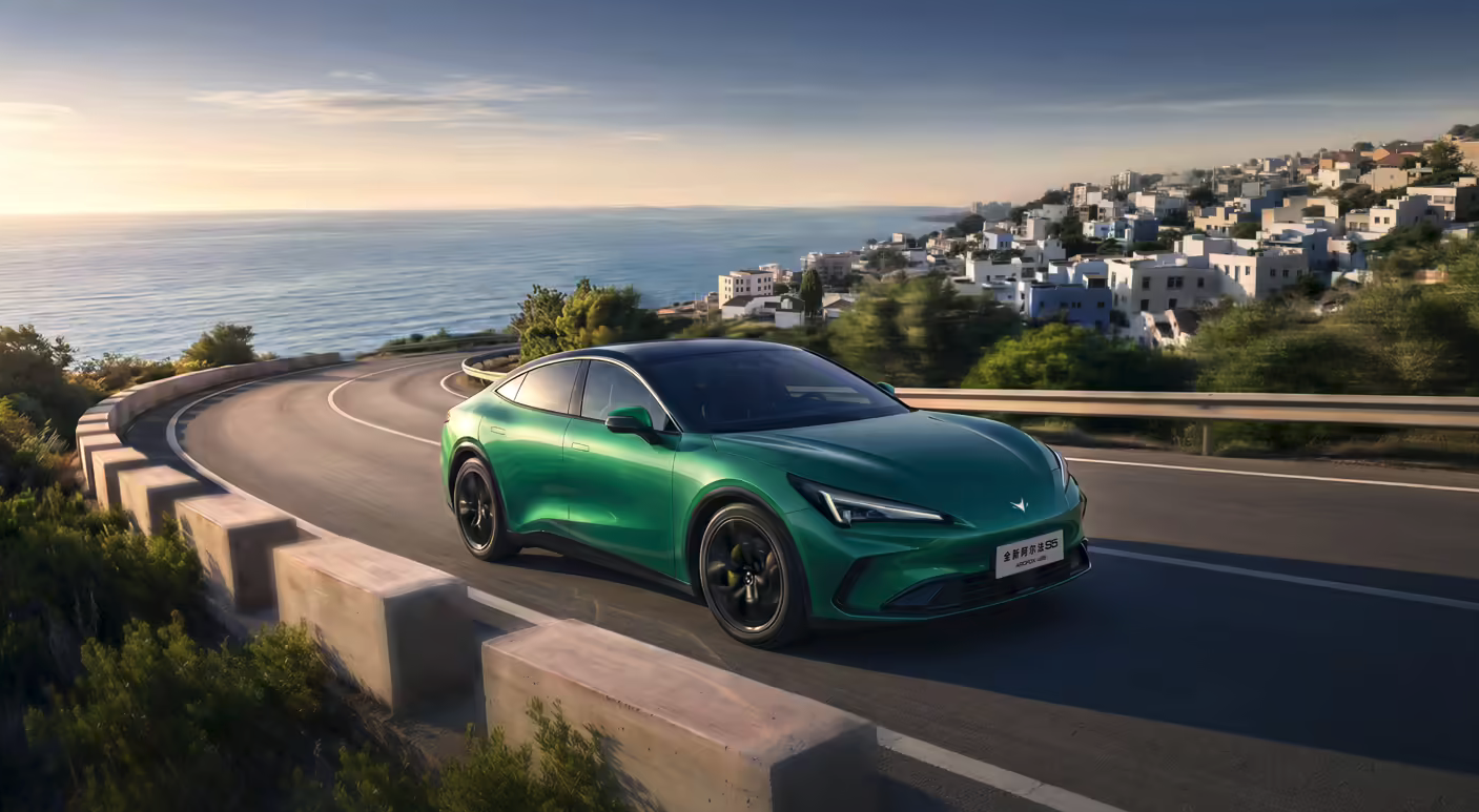 北汽极狐公布全新阿尔法S5外观官图 新增增程版本 定位AI高性能宽体轿跑